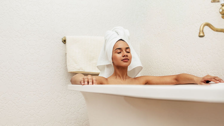 Acqua calda sanitaria ragazza nella vasca